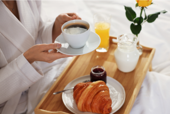 Simpele ontbijt op bed ideeën om iemand te verwennen