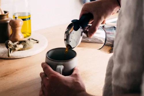 Genieten van koffie en letten op je cholesterolgehalte. Hoe doe je dat?