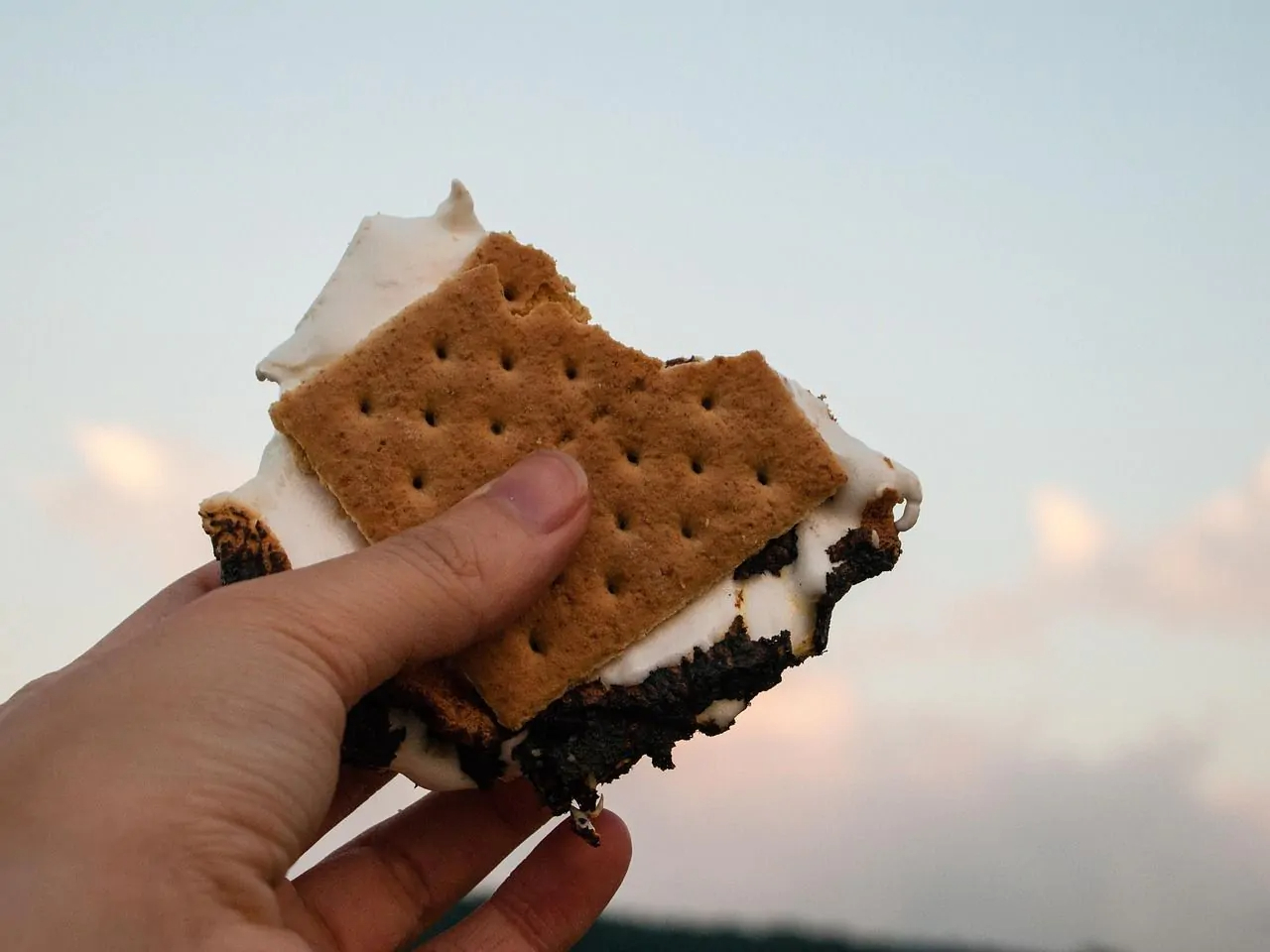 Zo maak je s’mores op de camping